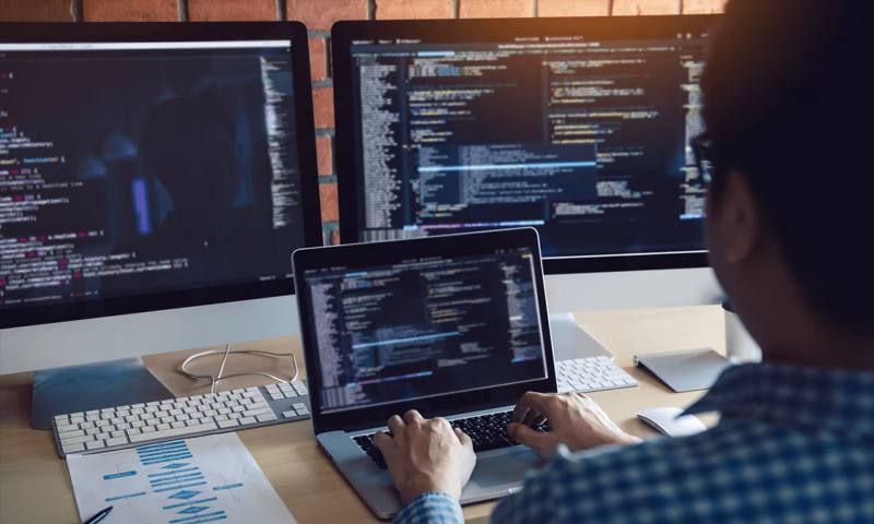 数据科学选型:R与Python如何赋能郧县网站建设?
